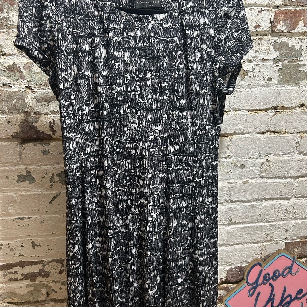 Connected Apparel black and white cap sleeve rayon dress in size 10. - Picture 4 of 5